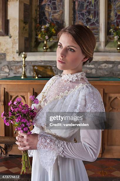 magnifique épouse rougissante attend dans church - style belle époque photos et images de collection
