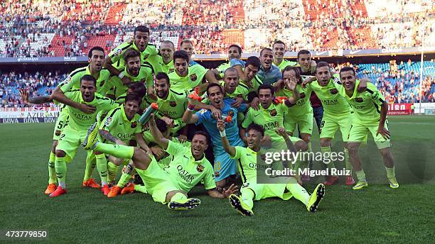 Barcelona's players celebrate winning the La Liga title after the La Liga match between Club Atletico de Madrid and FC Barcelona at Vicente Calderon...