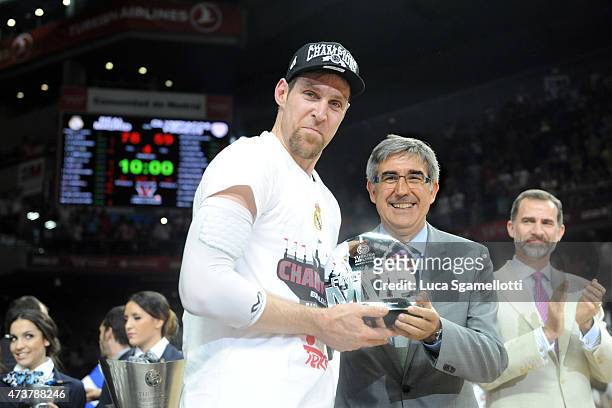 Jordi Bertomeu awards the MVP Trophy to Andres Nocioni, #6 of Real Madrid after victory against Olympiacos Piraeus in the Turkish Airlines Euroleague...