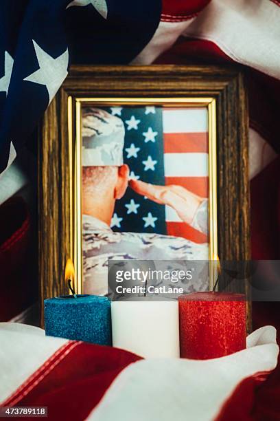 memorial day.   tag der veteranen.   militär mahnwachen mit dekorativen kerzen - mahnwachen stock-fotos und bilder