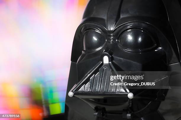 darth vader head porträt spielzeug von der star-wars-saga film - darth vador stock-fotos und bilder