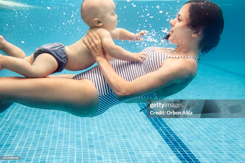 Mutter mit baby boy Schwimmen