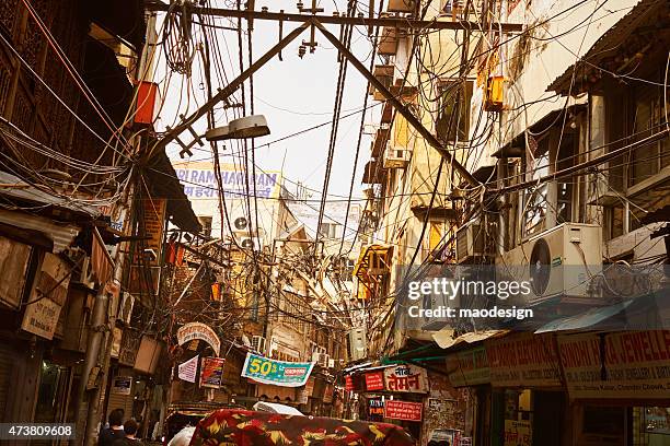 calle de nueva delhi con desordenado de cables eléctricos y publicidad - delhi fotografías e imágenes de stock