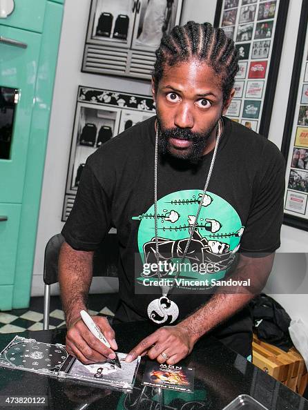 Prof Rapper Murs Rapper MURS signs copies of his new CD