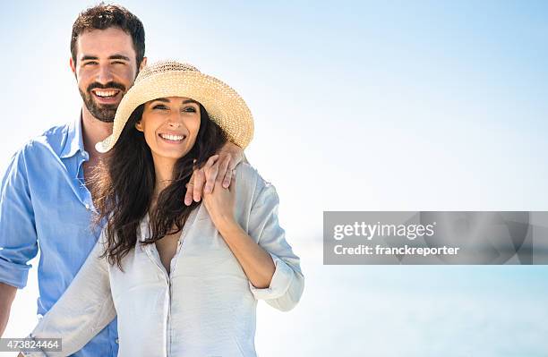 felicidad pareja en la playa - hombre vestido de mujer fotografías e imágenes de stock