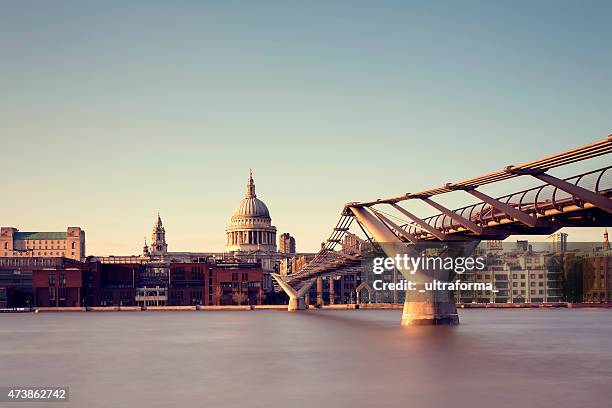 ロンドンセントポール大聖堂、ミレニアムブリッジ - ミレニアムブリッジ ストックフォトと画像