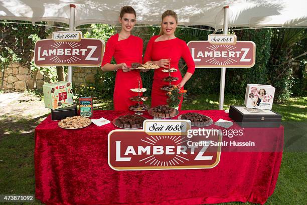 The Lambertz table at the Hollywood Domino Cannes Benefiting Action Against Hunger Nepal Earthquake Emergency Response on May 17, 2015 in Cannes,...