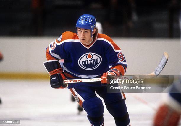 Wayne Gretzky of the Edmonton Oilers skates on the ice during an NHL game against the New York Islanders circa 1981 at the Nassau Coliseum in...