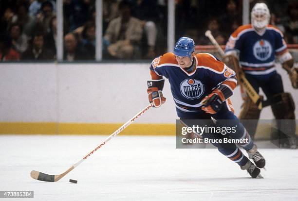 Wayne Gretzky of the Edmonton Oilers skates with the puck during an NHL game against the New York Islanders circa 1983 at the Nassau Coliseum in...