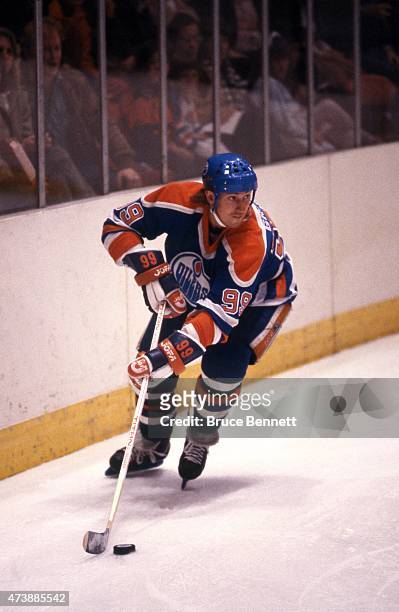 Wayne Gretzky of the Edmonton Oilers skates with the puck during an NHL game against the New York Rangers circa 1983 at the Madison Square Garden in...