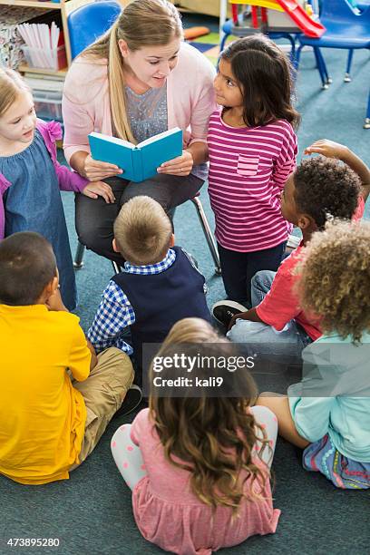 professor em classe com um grupo de preschoolers multirracial - teacher pre school imagens e fotografias de stock