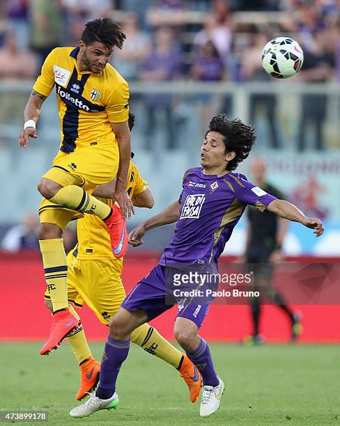 Pedro Mendes of Parma FC competes for the ball with Mati Fernandez of ACF Fiorentina during the Serie A match between ACF Fiorentina and Parma FC at...