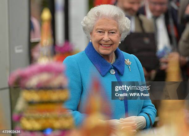 Queen Elizabeth II attends the annual Chelsea Flower show at Royal Hospital Chelsea on May 18, 2015 in London, England.