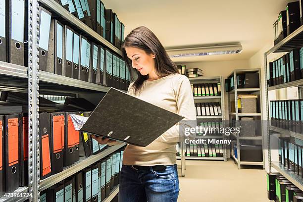 若い女性のウィニー確認文書のビジネス財務ファイルの保存 - 服従 スト�ックフォトと画像