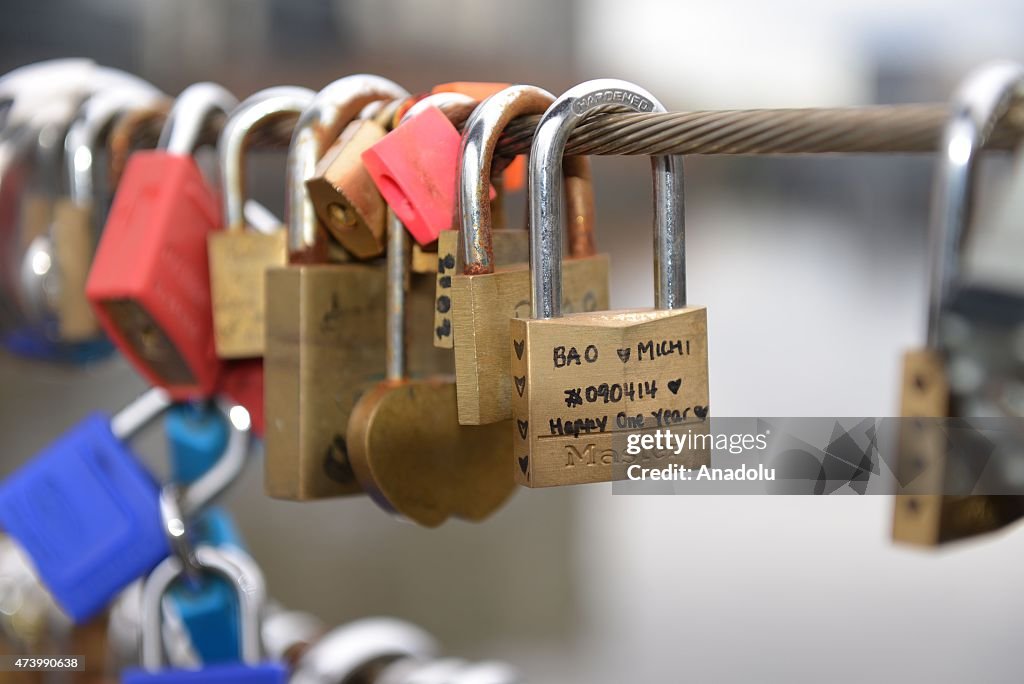 Melbourne bridge's 'love locks' to be removed