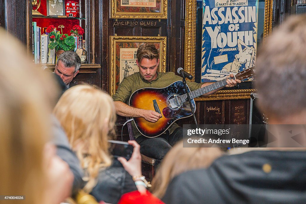 Ben Montague Performs An Intimate Show At Back Room Bar Of Hard Rock Cafe