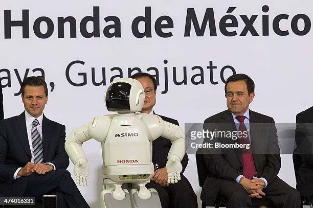 Enrique Pena Nieto, Mexico's president, left, Takanobu Ito, chief executive officer of Honda Motor Co., center, and Ildefonso Guajardo, Mexico's...