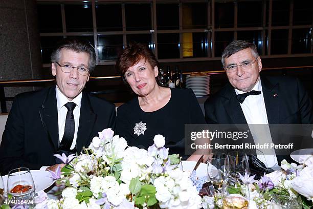 Baryton Thomas Hampson, Politician Roselyne Bachelot Narquin and AROP President Jean-Louis Beffa attend the AROP Charity Gala with the Opera 'Le Roi...