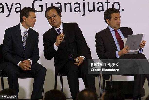 Enrique Pena Nieto, Mexico's president, left, speaks with Takanobu Ito, chief executive officer of Honda Motor Co., center, as Ildefonso Guajardo,...