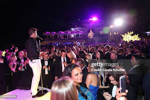 Robin Thicke sings during the De Grisogono party during the 68th annual Cannes Film Festival on May 19, 2015 in Cap d'Antibes, France.
