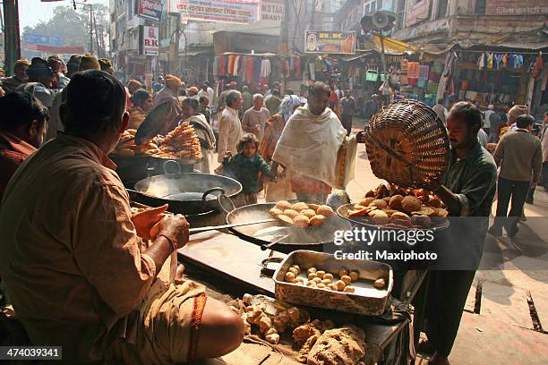 indien treiben: beengt market streets of varanasi, menschen und street food - india street food stock-fotos und bilder