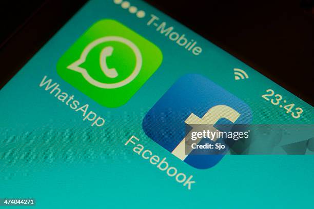 facebook whatsapp - whatsapp stockfoto's en -beelden