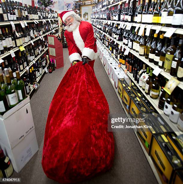 santa in a liquor store - jonathan sacks stock pictures, royalty-free photos & images