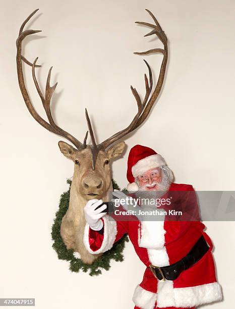 santa shoots a selfie with a reindeer - jagdtrophäe stock-fotos und bilder