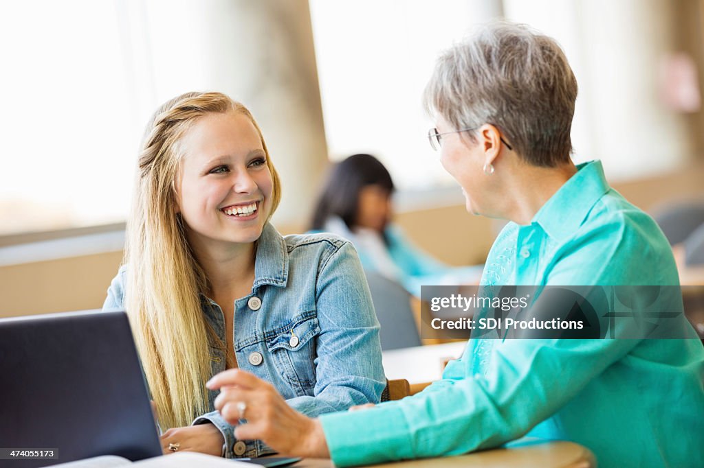 Ziemlich teen student, tutored von senior Frau