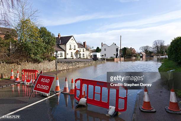 river severn flooding the a417 at maisemore uk - flood uk stock pictures, royalty-free photos & images