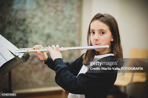 playing tranverse flute - flute traversiere photos et images de collection