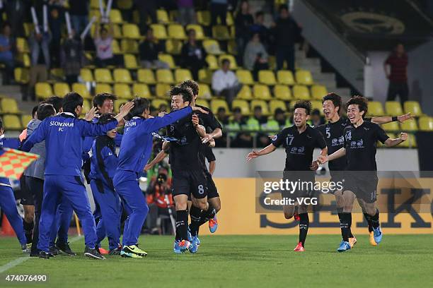 Kim Do-heon of Seongnam FC celebrates with team mates after scoring his team's second goal with a penalty during the AFC Champions League Round of 16...