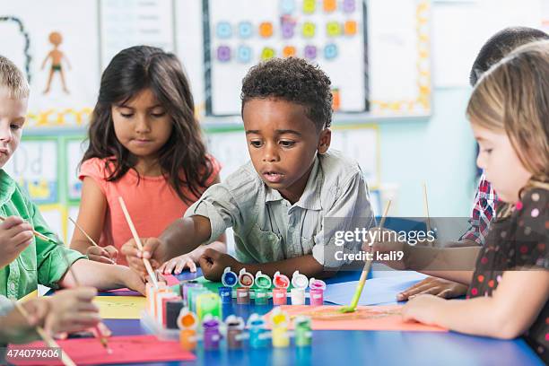 gruppo di bambini in età prescolastica in classe di arte pittura immagini - dipinto foto e immagini stock