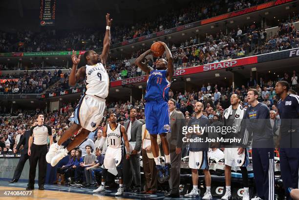 Tony Allen of the Memphis Grizzlies blocks a three point shot attempted by Jamal Crawford of the Los Angeles Clippers on February 21, 2014 at...