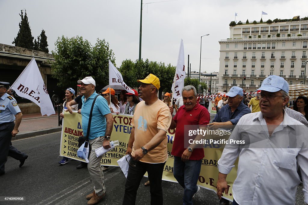 Protesters march from the Health Ministry to Syntagma Square...