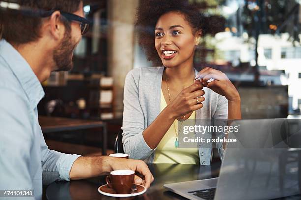 swopping kreative ideen in einer entspannten umgebung - businessman working on a laptop with a coffee stock-fotos und bilder