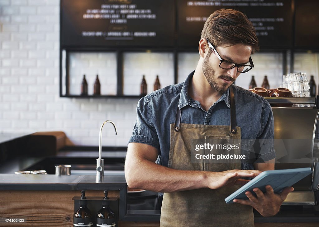 Junger Mann mit tablet-PC in einem Café Blau