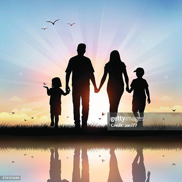 glückliche familie mit kindern zu fuß im sonnenuntergang - vater stock-grafiken, -clipart, -cartoons und -symbole