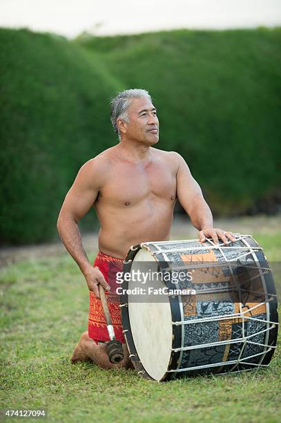 hawaiian luau drummer - hawaiian glyph stockfoto's en -beelden