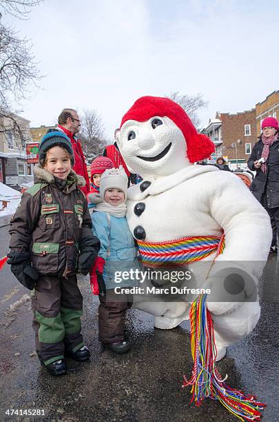 kids with bonhomme carnaval - winterfestival stockfoto's en -beelden