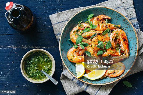 camarões com molho chimichurri - frutos do mar - fotografias e filmes do acervo