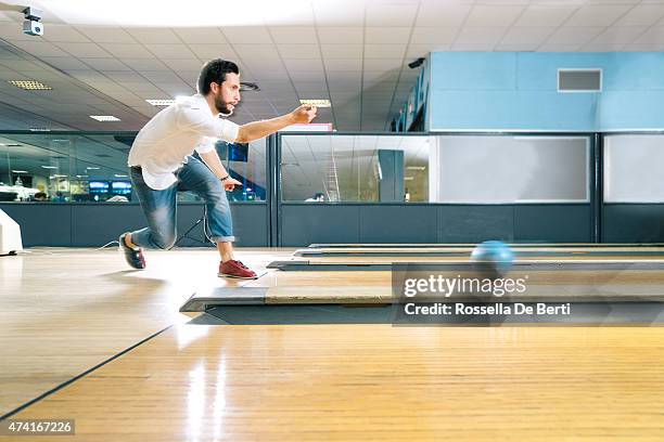 junger mann bowling - bowler hat stock-fotos und bilder