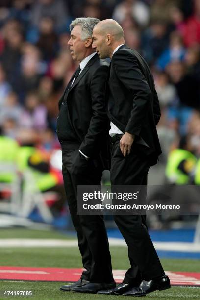 Head coach Carlo Ancelotti of Real Madrid CF speaks with his assistant coach Zinedine Zidane during the La Liga match between Real Madrid CF and...