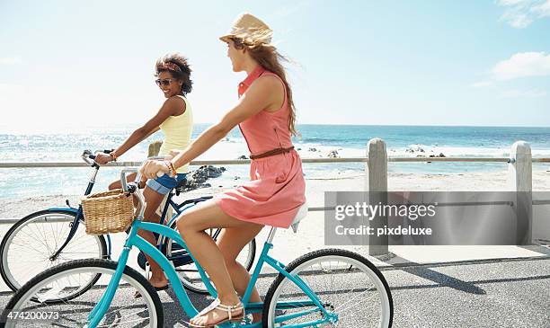 il ciclismo in aria fresca - black woman riding bike foto e immagini stock