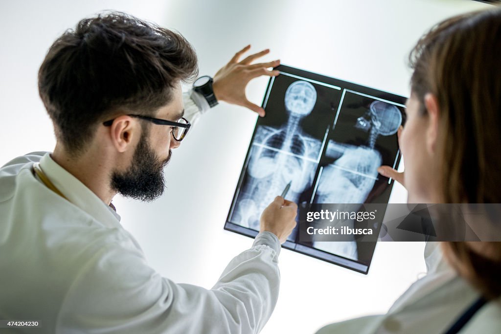 Arzt untersuchen x-ray 