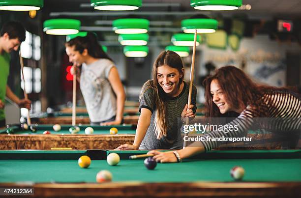 felicidade amigos em um pub - snooker - fotografias e filmes do acervo