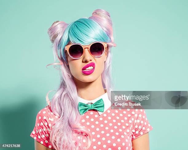 pink hair manga style girl grimacing - bizarre fashion 個照片及圖片檔