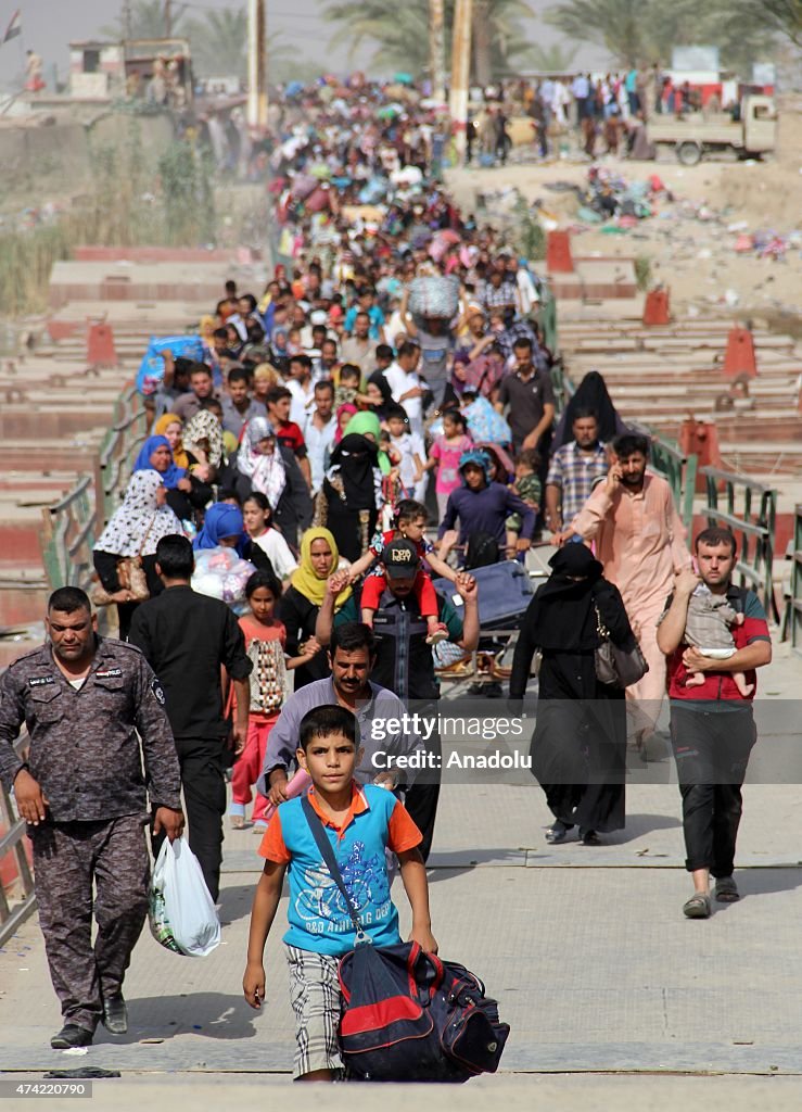 Thousands of Iraqis continue to flee DAESH gains in Anbar