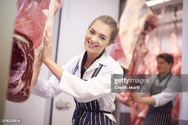 weibliche butcher in fleisch großhändler butcher's shop. - metzgerei stock-fotos und bilder