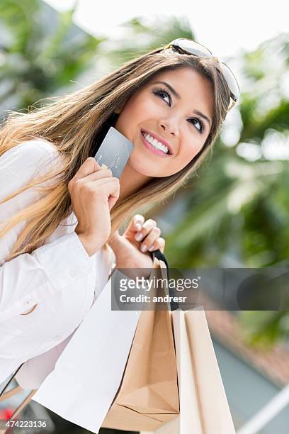 shopping woman holding a credit card - loyalty card bildbanksfoton och bilder